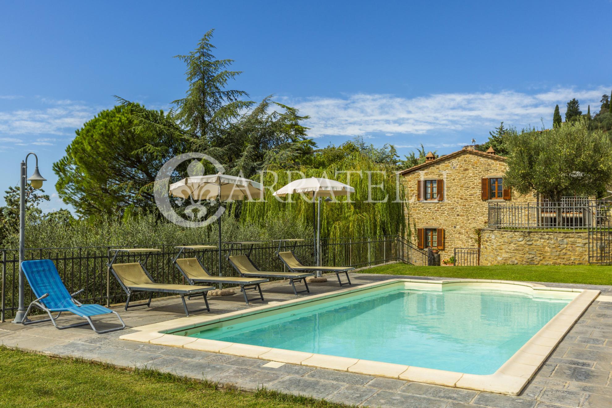 Casale panoramico con piscina e uliveto a Cortona