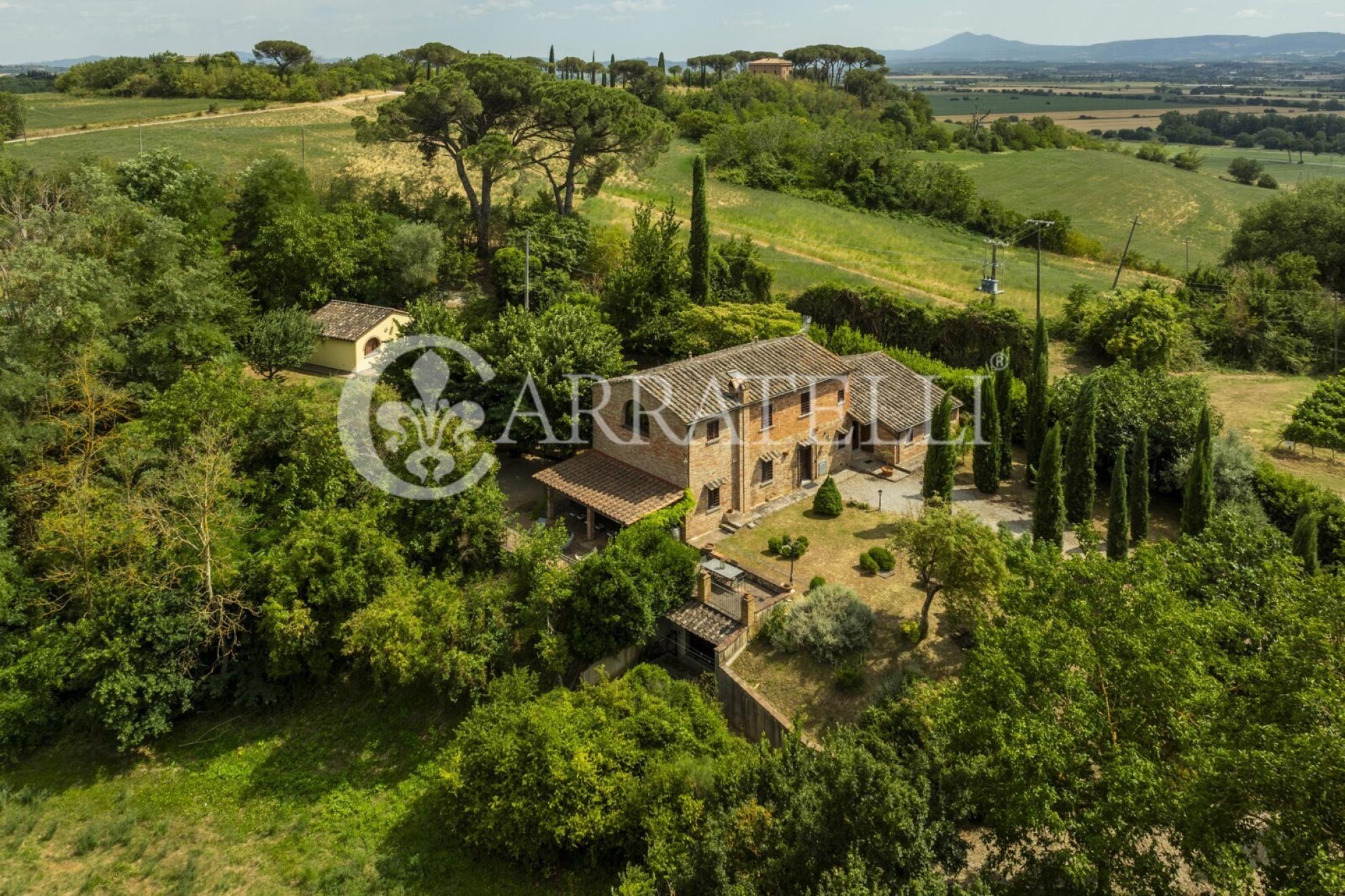 Cortona magnifico casale con terreno e piscina