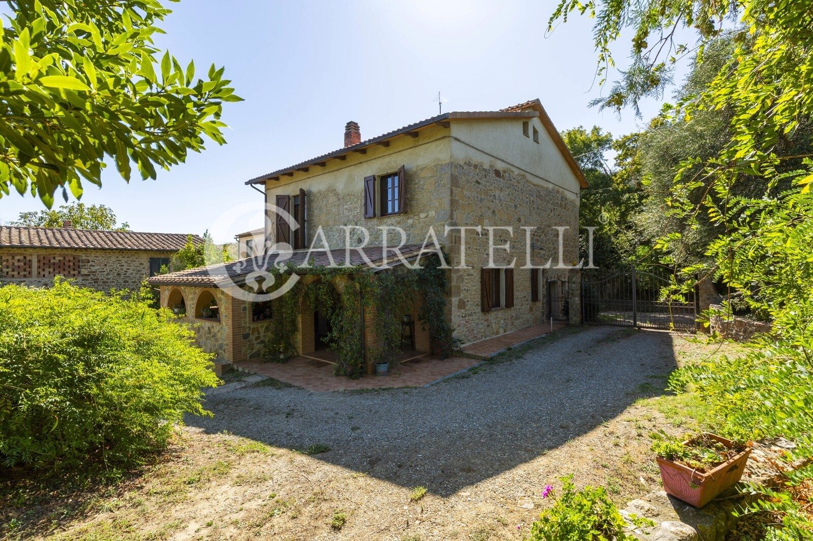 Casale in pietra con piscina e giardino privato