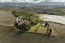 Affascinante casale in pietra sulle colline pisane