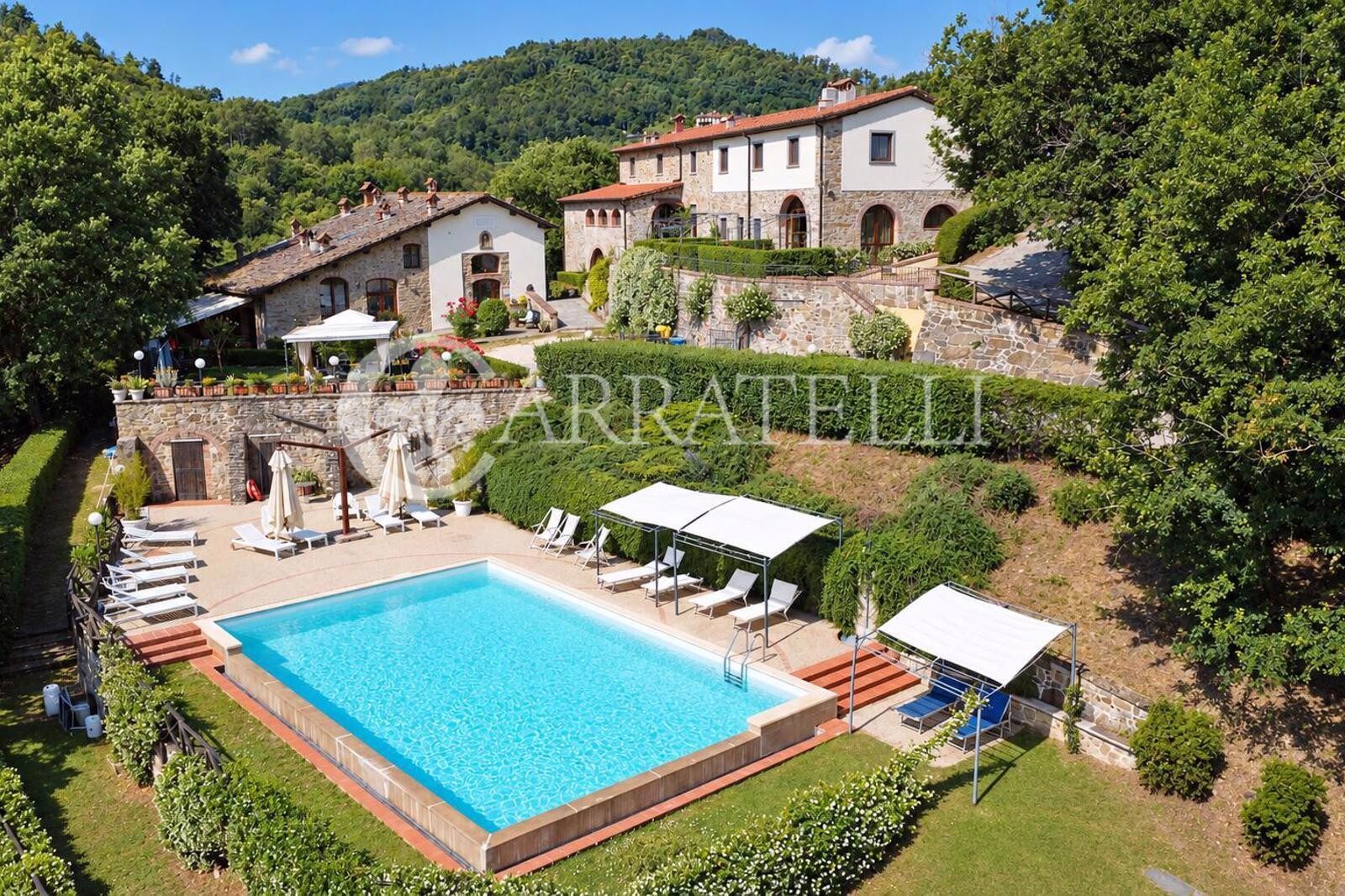 Villa d epoca con piscina e terreno nel Mugello