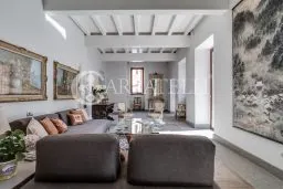 Palazzetto storico cielo-terra con corte interna e