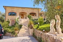 Casale d artista con piscina e oliveta in Camaiore